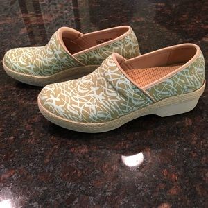 Dansko fabric clogs size 39, 8-8.5 US